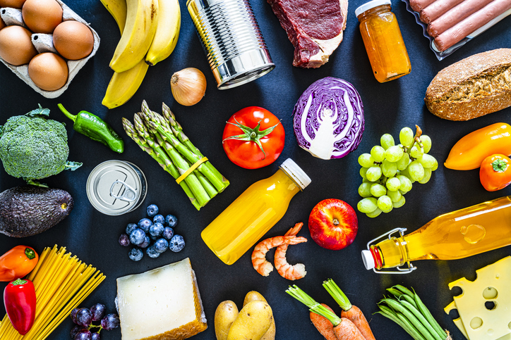 verschiedene gesunde Lebensmittel wie Obst und Gemüse