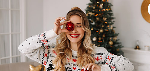 Beauty Winter Special - Frau mit Weihnachtsbaum im Hintergrund