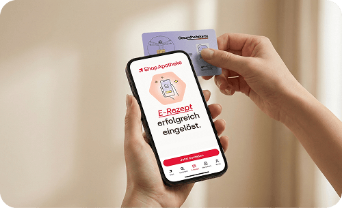 Gesundheitskarte wird hinter das Smartphone gehalten, um ein E-Rezept einzulösen