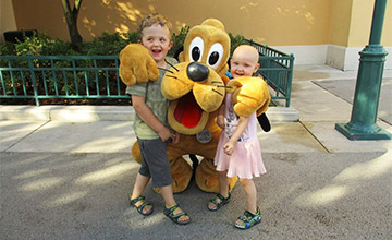 Spende ermöglicht Sofie einen Besuch im Disneyland Paris - Shop Apotheke Sofie im Disneyland - Kinderwunsch erfüllt dank Spende