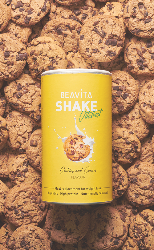 BEAVITA Diät-Shake mit Cookies-Cream-Geschmack und Keksen im Hintergrund