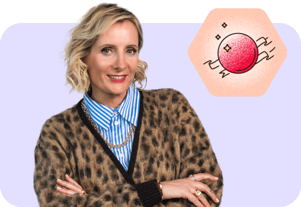 Femme portant un cardigan à motif léopard et une chemise rayée bleue, les bras croisés, regardant directement l’objectif avec un léger sourire.