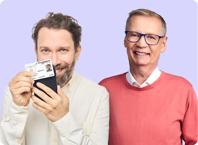 Günther Jauch steht lächelnd im Vordergrund mit verschränkten Armen. Dahinter steht Christian Ulmen der ein Rezept und ein Handy in der Hand hält.