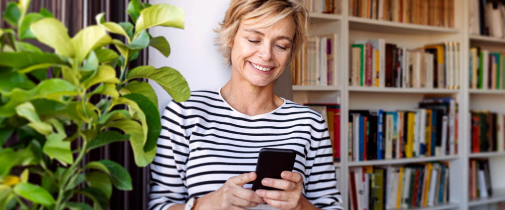 Frau mit Smartphone in der Hand.