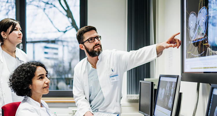 Hand hält Smartphone mit Gesundheits-App, die Schritte, Kalorien und Aktivitätszeit anzeigt, im Hintergrund frisches Gemüse und Salat auf Holzbrett.