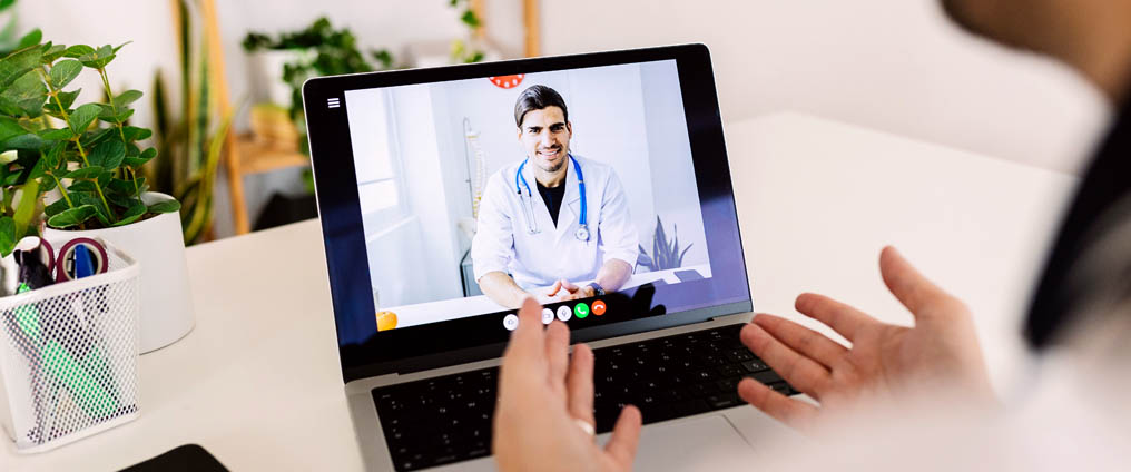 Videosprechstunde mit einem Arzt auf dem Tablet.
