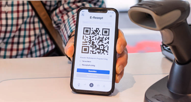 Ein älterer Herr steht auf einer Brücke. Er war scheinbar joggen und misst nun den Puls. 