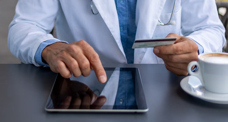 Hand hält Smartphone mit Gesundheits-App, die Schritte, Kalorien und Aktivitätszeit anzeigt, im Hintergrund frisches Gemüse und Salat auf Holzbrett.