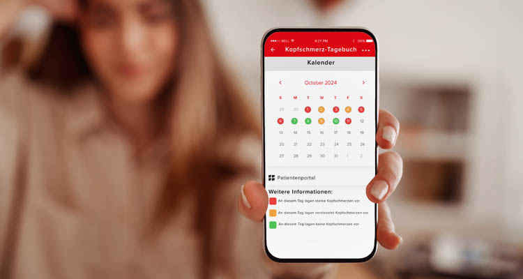 Eine Person hält ein Smartphone, auf dessen Bildschirm ein digitaler Kalender mit Einträgen im Kopfschmerz-Tagebuch angezeigt wird.