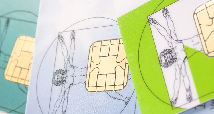 Drei Karten mit Chip, darauf eine Zeichnung des Vitruvianischen Menschen von Leonardo da Vinci, in Blau, Grün und Beige.