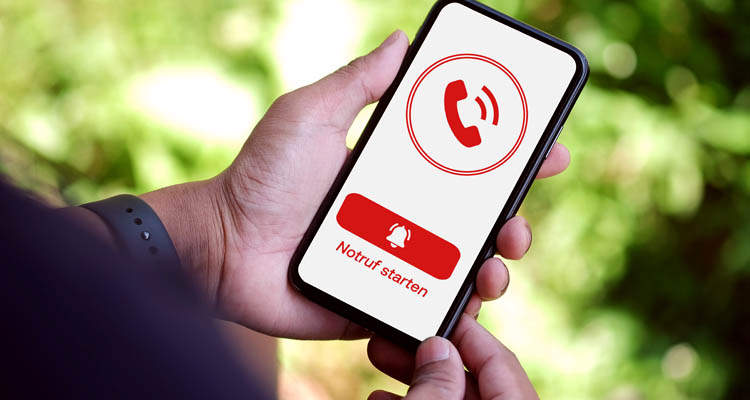 Hand hält Smartphone mit Gesundheits-App, die Schritte, Kalorien und Aktivitätszeit anzeigt, im Hintergrund frisches Gemüse und Salat auf Holzbrett.