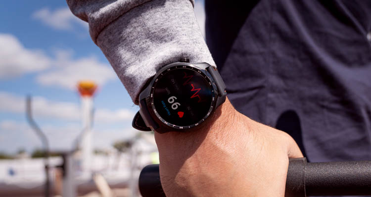 Hand hält Smartphone mit Gesundheits-App, die Schritte, Kalorien und Aktivitätszeit anzeigt, im Hintergrund frisches Gemüse und Salat auf Holzbrett.