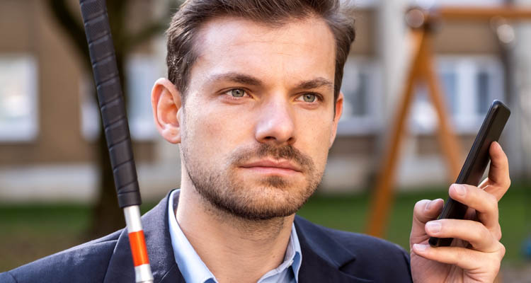 Hand hält Smartphone mit Gesundheits-App, die Schritte, Kalorien und Aktivitätszeit anzeigt, im Hintergrund frisches Gemüse und Salat auf Holzbrett.