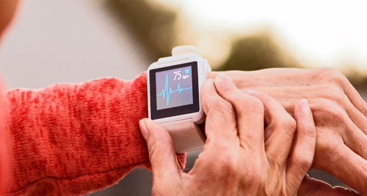 Hand hält Smartphone mit Gesundheits-App, die Schritte, Kalorien und Aktivitätszeit anzeigt, im Hintergrund frisches Gemüse und Salat auf Holzbrett.