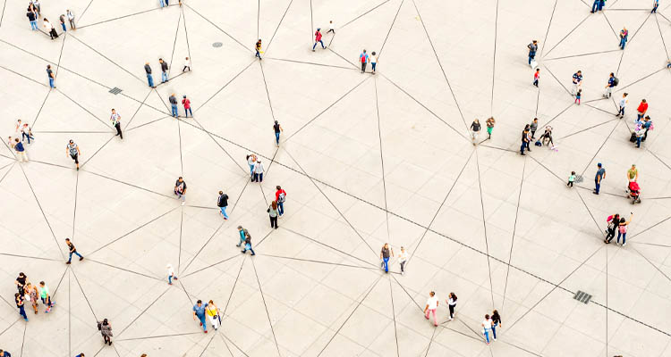 Viele Menschen stehen auf einem großen Platz, verbunden durch Linien, die ein Netzwerk bilden.