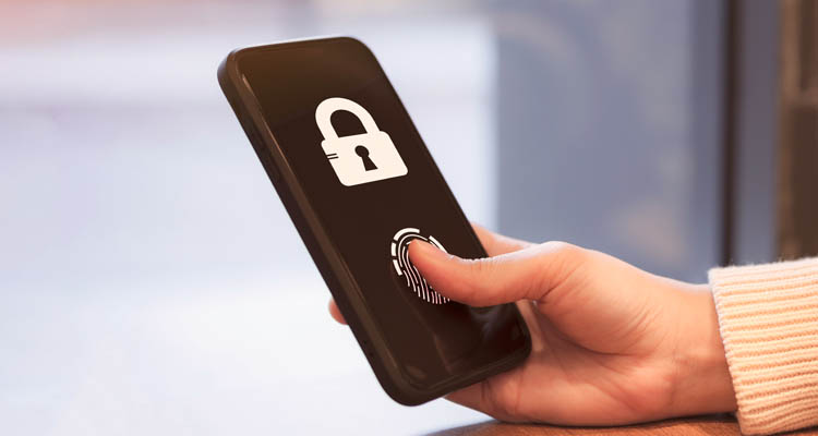Eine Hand entsperrt ein Smartphone mit Fingerabdruck-Scanner, auf dem Display ist ein Schloss-Symbol zu sehen.