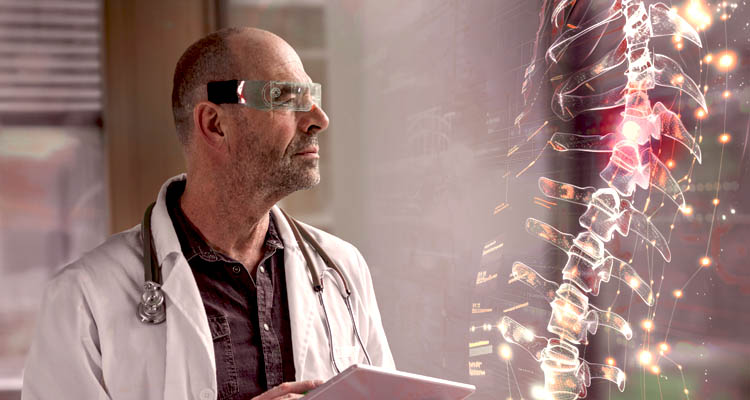 Arzt mit weißem Kittel und AV-Brille hält ein Tablet, daneben eine digitale Darstellung der menschlichen Wirbelsäule mit leuchtenden Bereichen.