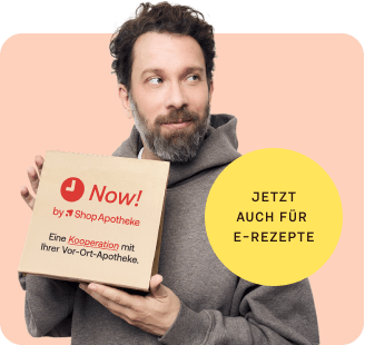 Christian Ulmen hält ein Paket mit der Aufschrift: Now! by Shop Apotheke. Eine Kooperation mit Ihrer Vor-Ort-Apotheke. Jetzt auch für E-Rezepte.