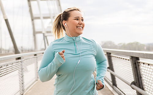 Eine junge Frau beim Joggen. 