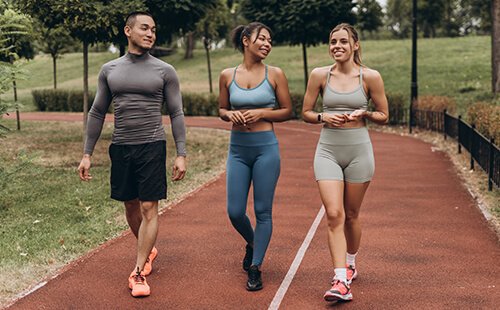 3 Personen machen gemeinsam Sport.