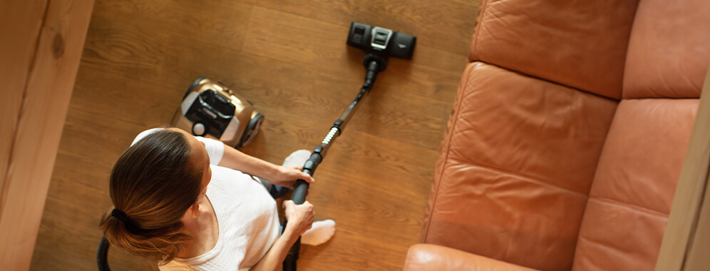 Eine Frau putzt den Boden.