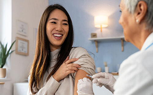 Eine Frau erhält eine Impfung. 