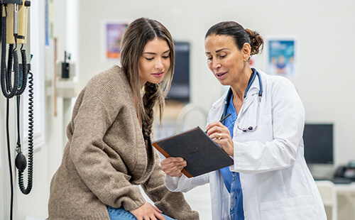Zwei Frauen unterhalten sich.