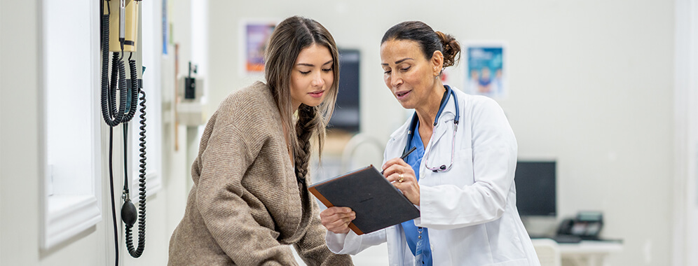 Zwei Frauen unterhalten sich.