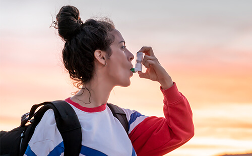 Eine Frau inhaliert.