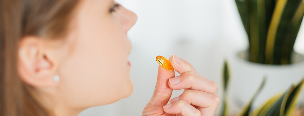 Eine Frau nimmt eine Tablette ein.