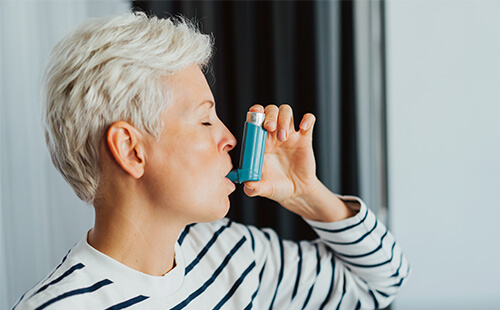 Eine Frau inhaliert.