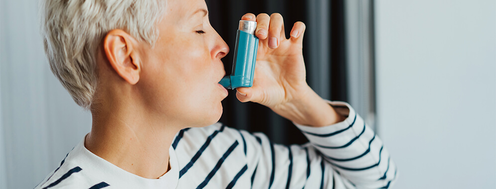 Eine Frau inhaliert.