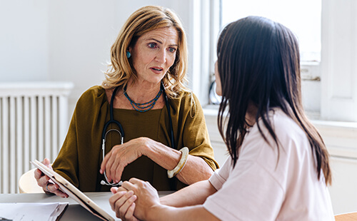 Eine Frau spricht mit ihrer Ärztin