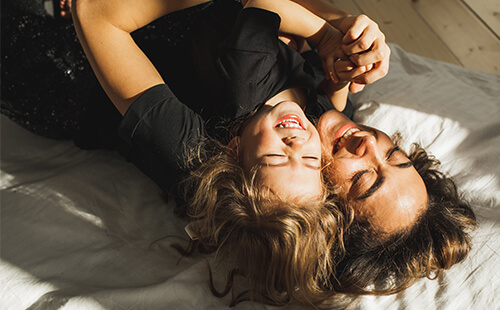 Eine Frau kuschelt mit ihrer Tochter.