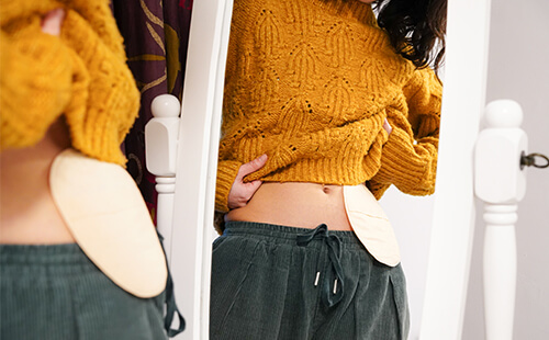 Man sieht den Bauch einer Frau.