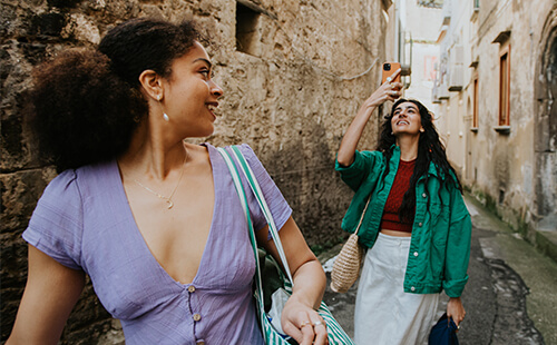 Zwei Frauen gehen durch eine alte Stadt.