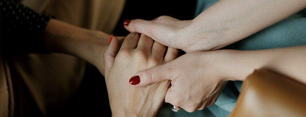 Hände halten sich fest.