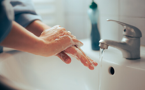 Hände werden gewaschen.