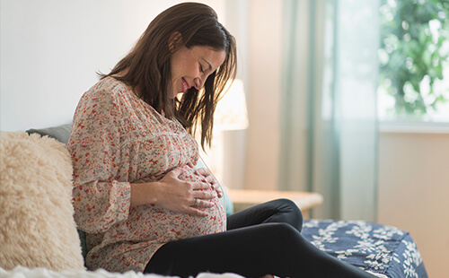 Man sieht eine schwangere Frau. 