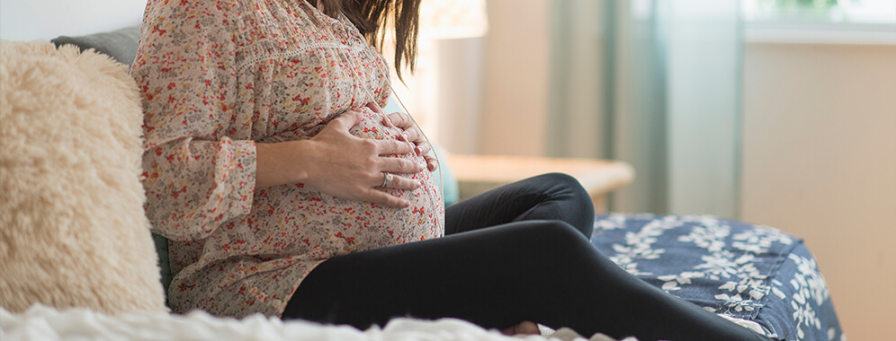 Man sieht eine schwangere Frau. 