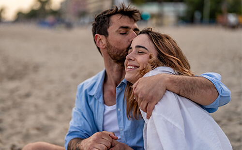 Ein Mann umarmt und küsst eine Frau. 