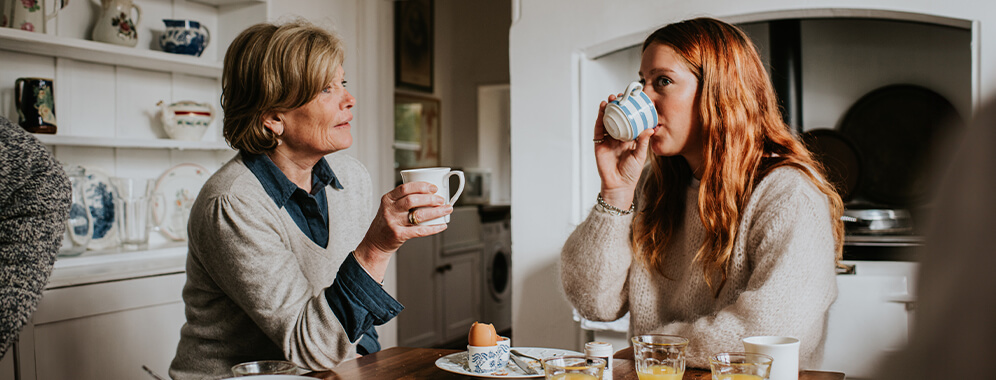 Zwei Frauen beim Frühstück