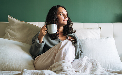 Eine Frau mit Tasse in der Hand. 