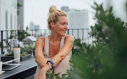 Eine Frau sitzt auf der Terrasse