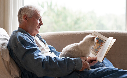 Ein Mann liest ein Buch.