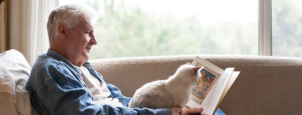 Ein Mann liest ein Buch.