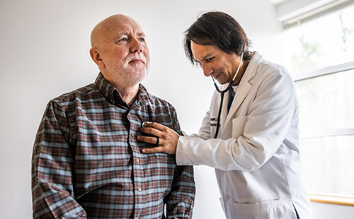 Ein Mann wird beim Arzt behandelt.