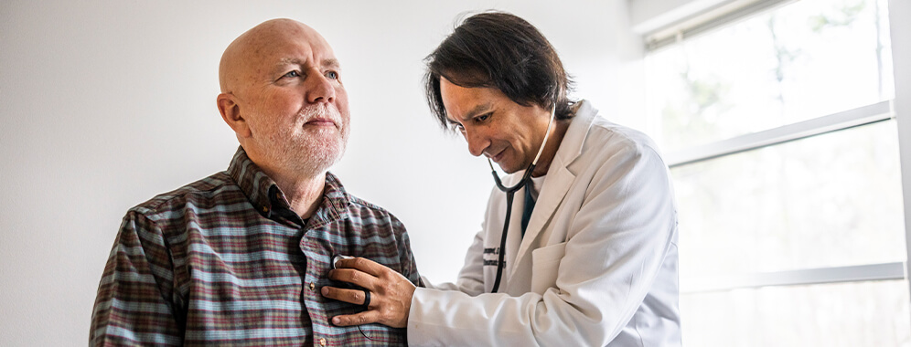 Ein Mann wird vom Arzt untersucht.