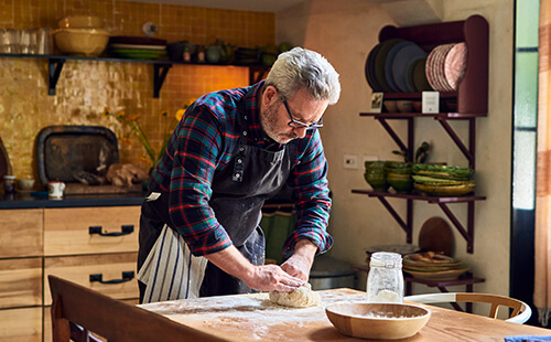Ein Mann backt ein Brot.