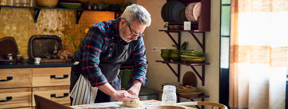 Ein Mann backt ein Brot.